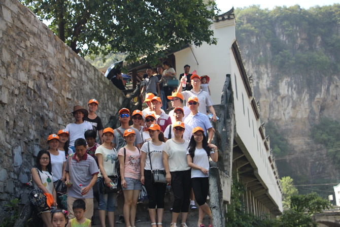 博悅佳輕質(zhì)隔墻板團(tuán)隊(duì)在三峽大瀑布