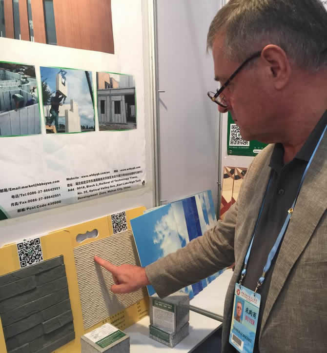 眾多來(lái)往客商紛紛前往博悅佳展會(huì)前咨詢了解軟瓷和新型輕質(zhì)隔墻板產(chǎn)品