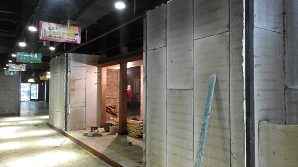 輕質(zhì)隔墻板運抵施工現(xiàn)場，輕質(zhì)隔墻板高效率施工時其他墻板無法比擬的